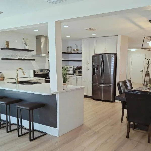 Flamingo by the Sea Cozy Spacious Modern 5 min to Beach Video Tour Sleep up to 10, hotel in Venice