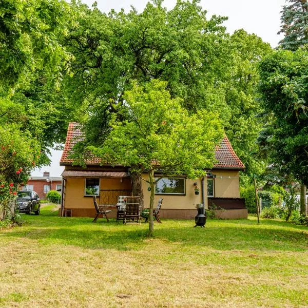 Träumen unter Bäumen - Omas lütte Obstbutze am See, Hotel in Lübstorf