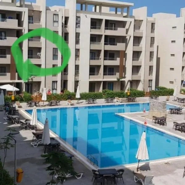 شاليه للايجار 3 غرف مكيفات بقرية جراند هيلز الساحل الشمالى بإطلاله مباشره على البول, hotel in Qaryat Shurūq