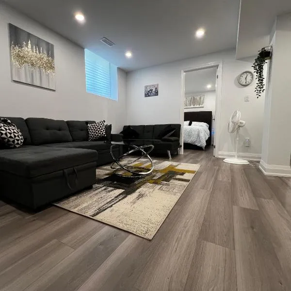 Cozy 2 Bedrooms Modern Basement Suite with Private entrance, Kitchen and parking, hotel in Mississauga