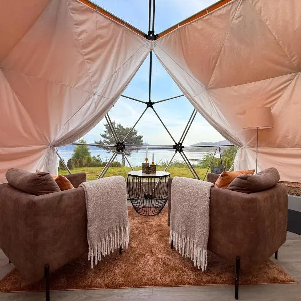 Idyllisk overnatting i dome ved sandstrand, hotel in Langenes