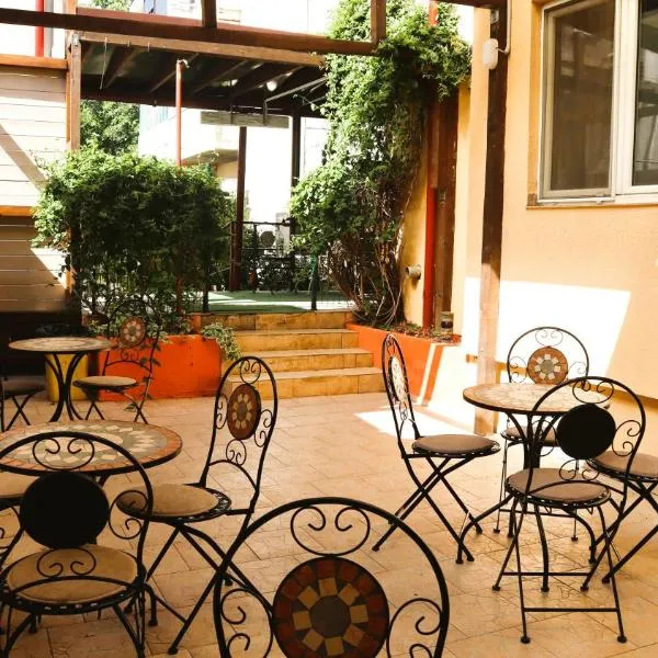 Taxi Hostel, hotel in Otopeni