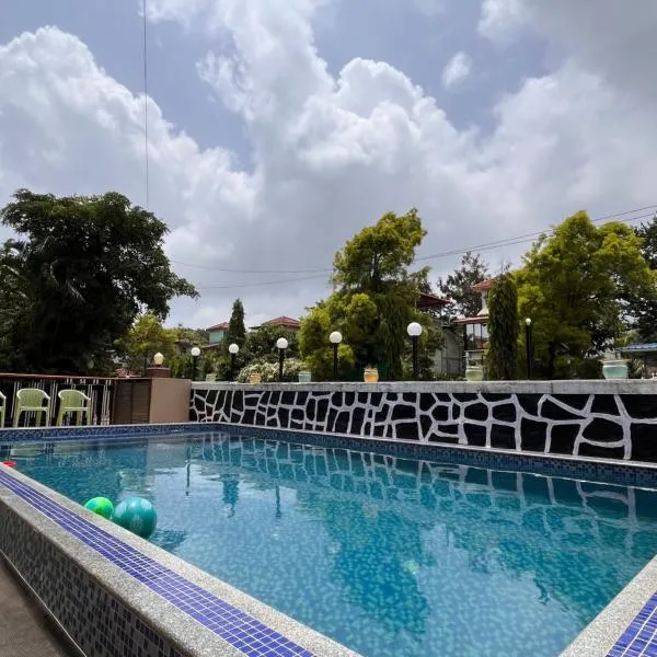 Royal Villa 1 - Big Pvt Swimming Pool - 2BHK Villa - Lonavala, hotel v destinaci Lonavala