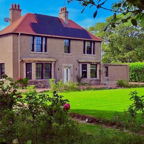 Red Roofs - 5BR Luxury - Large Gardens - EV Point - Near Edinburgh, hotel v destinaci Newtongrange