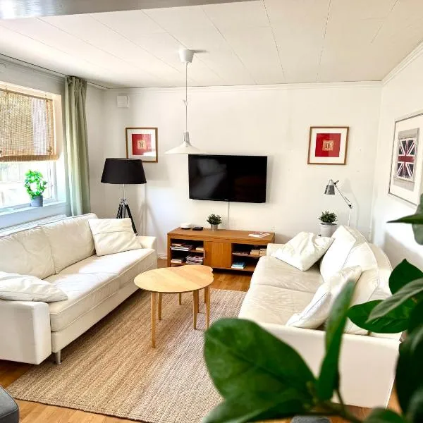 Comfortable guest rooms with fully equipped kitchen and cosy living room.，位于Ödsmål的酒店