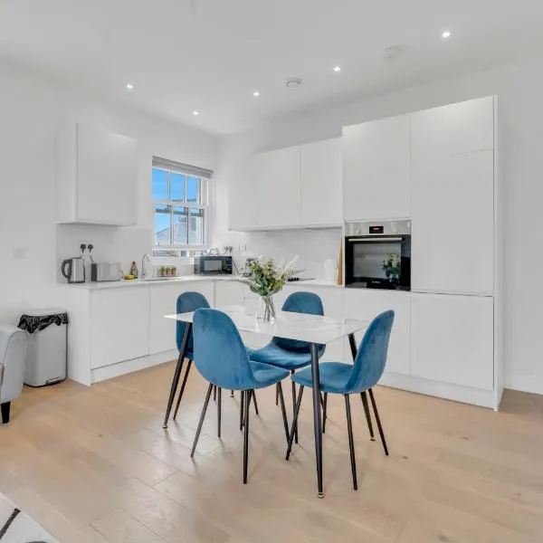 Modern Cosy 2 bed apartment, Smart TV & NETFLIX with private balcony and city view, hotel v Londýně