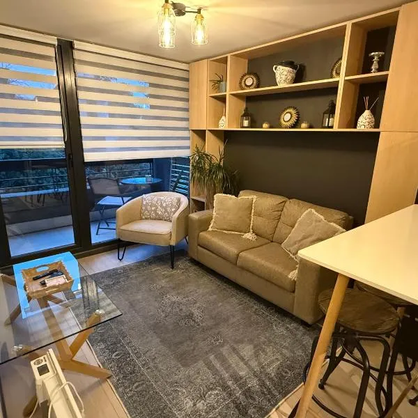 Maravilloso Depto nuevo 2D 2B centro frente al lago con piscina techada temperada y jacuzzi, hotel in Puerto Varas