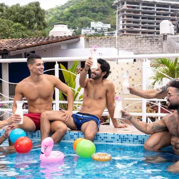 La Iguana Vallarta LGBT ADULTS ONLY - Romantic Zone - Party Clubbing Street，位于巴亚尔塔港的酒店