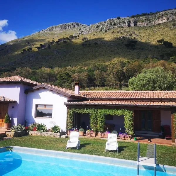 New entire villa with pool and sea views, hotel in Santa Domenica Talao