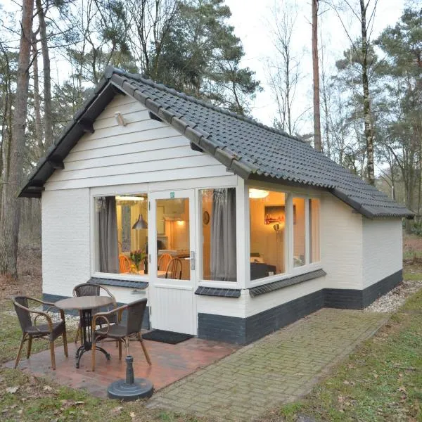 Completely detached bungalow in a nature-filled park by a large fen, Hotel in Stramproy