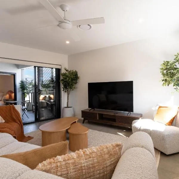 Viesnīca Premium 3BR Top Floor Apartment with Parking, EV friendly & Views Brisbenā