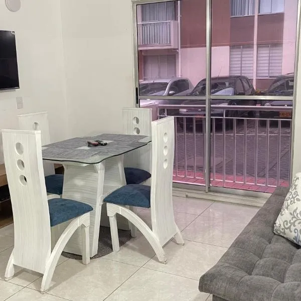 T14 Acogedor Apartamento en conjunto con piscina y parqueadero, hotel in Neiva
