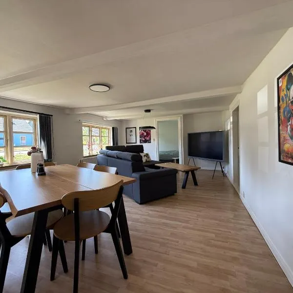 Charming half-timbered house near Fermen & Puttgarden & Lalandia, hotel in Holeby