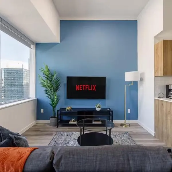 DT Edmonton King Suite with Parking & 100 Walk Score, hotel di Edmonton