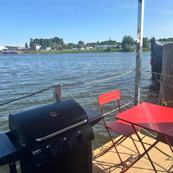 Hausboot Wasservilla, hotel in Lübeck