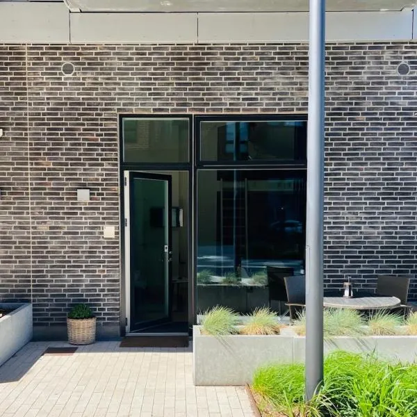 Exclusive Aalborg Harbourfront Apartment with Private Entrance, hotel in Aalborg
