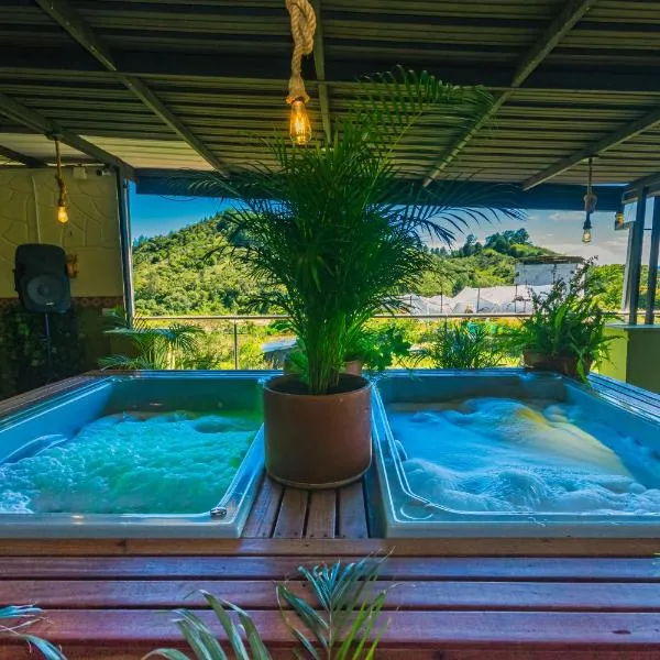 Hotel Bambu Guatape, hotelli kohteessa Guatapé