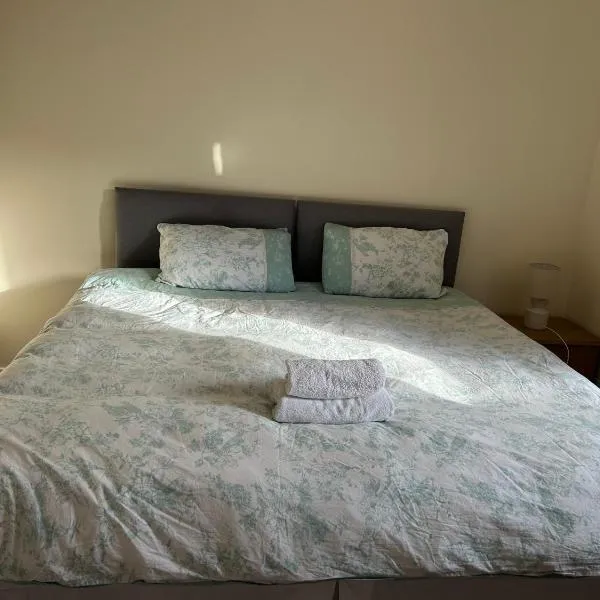 Spacious room close to tram, hotel in Edinburgh