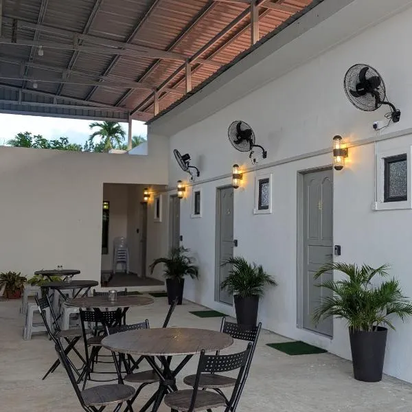 Din's Studio Homestay, hotel v mestu Semporna