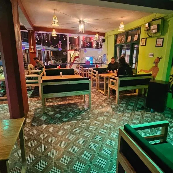 Non Stop Cafe Hostel & Stay, hotel a Manāli