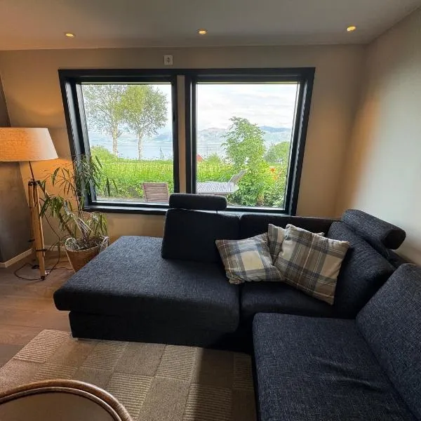 New apartment by the fjord, Hotel in Stadlandet