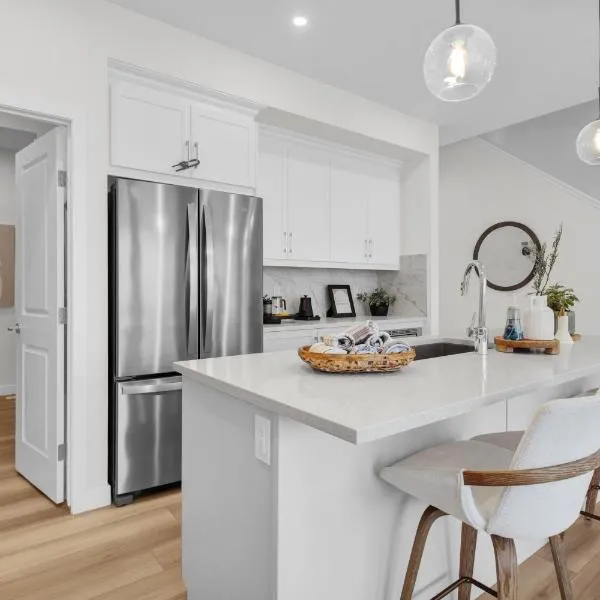 Luxury AC Sleeps 7, hotel a Edmonton