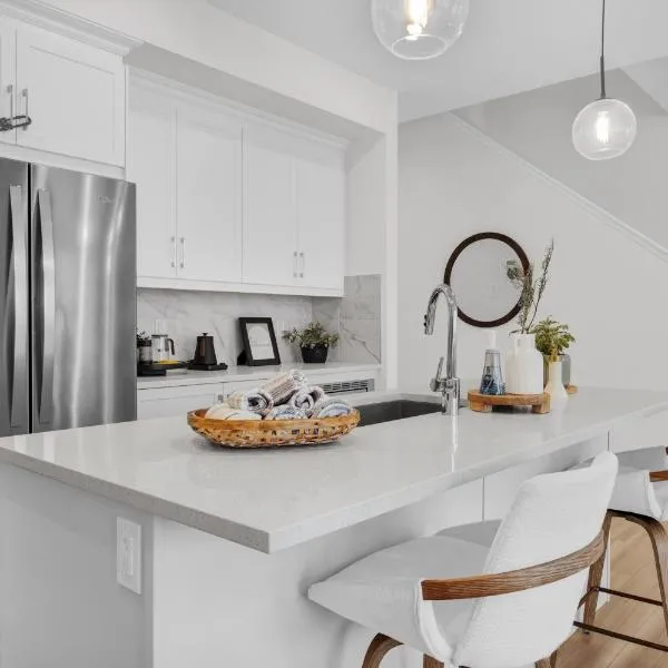 New Luxury Sleeps 7 AC Double Garage, hotel i Edmonton
