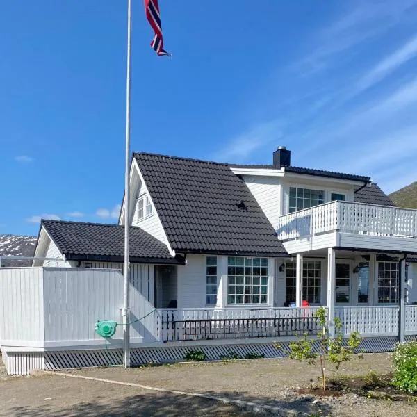 Stort hus med garasje, 3 soverom, viešbutis mieste Svolvær