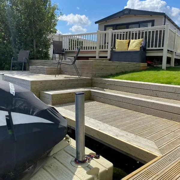 Tattershall Lakes Jet Ski Lake 3 Bedroom Cabin with Private jet ski dock, hôtel à Tattershall