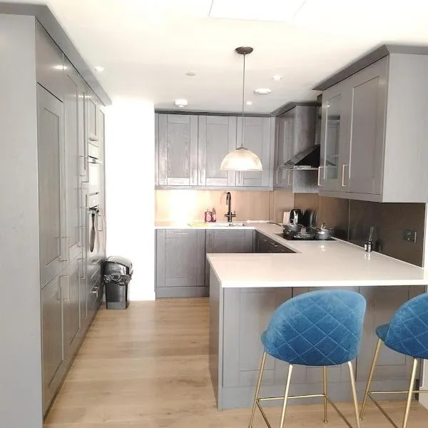 Spacious 2 bedroom flat by the Tower, hotel v Londýně