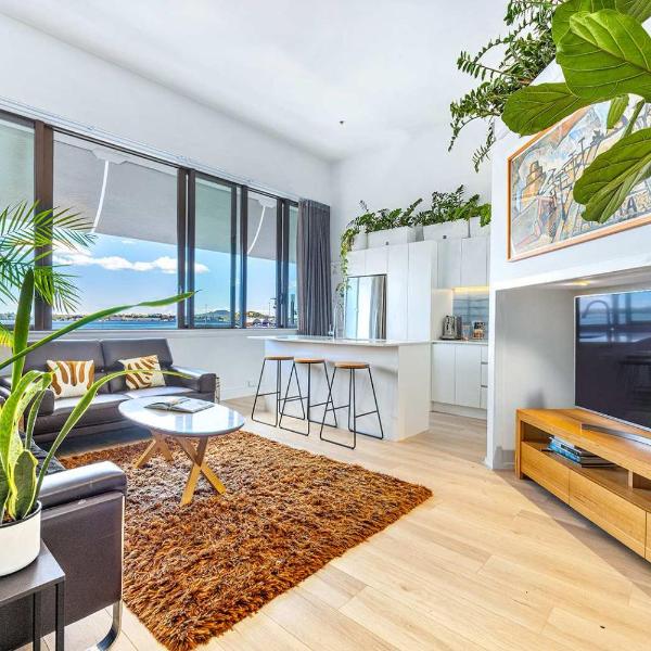 Waterfront Loft at Quay, Walk to Ferry & Train, Окленд