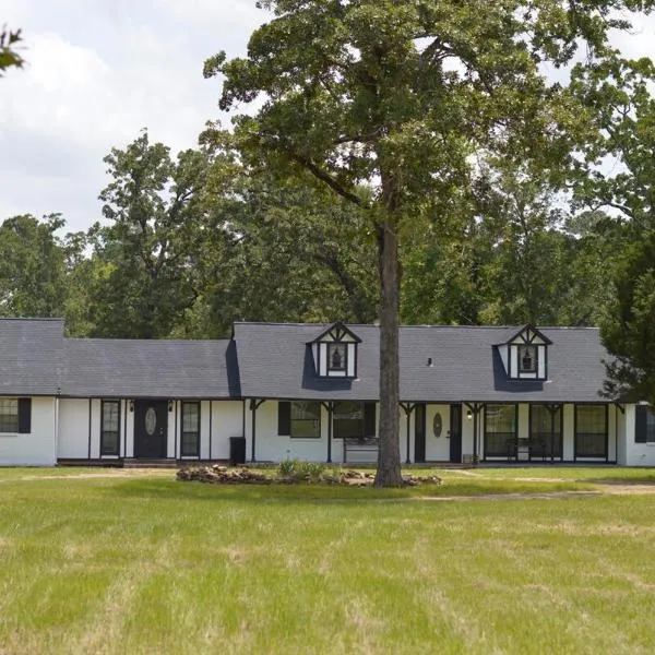 Gorgeous 10 Acre Modern Farmhouse & Private Pond, hotel v destinaci Montgomery