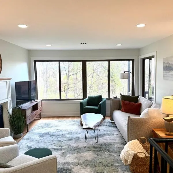 The Canopy 4BR Forest Escape Spa, Sip, and Unwind, hotel in Vernon Township