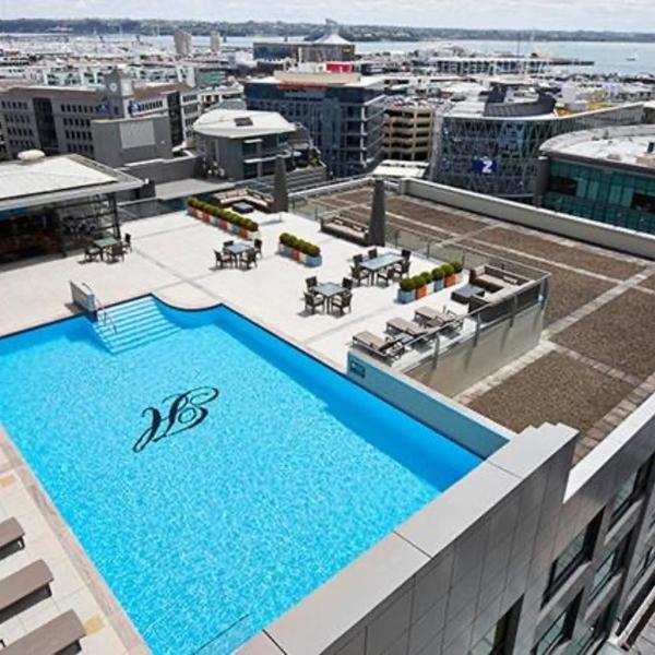 slick city apartment, Окленд