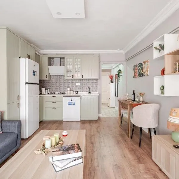 Kadıköy ün Kalbinde Tarihi Rahat Sessiz Daire, hotel in Istanbul