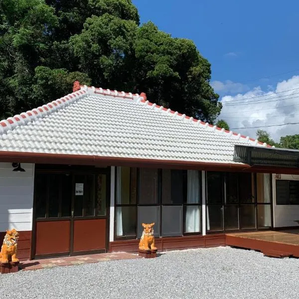 広い畳間と外には広いウッドデッキCondominium和風邸Yanbaru, ξενοδοχείο σε Nago