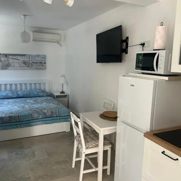 Cozy Kotor apartment, hotel in Dobrota