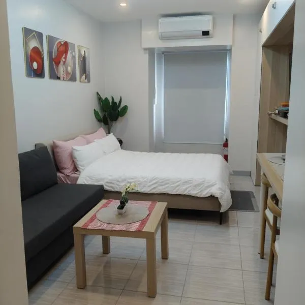 Quezon City Apartment 2 Condo-Hotel with Pool View, hotel in Manila