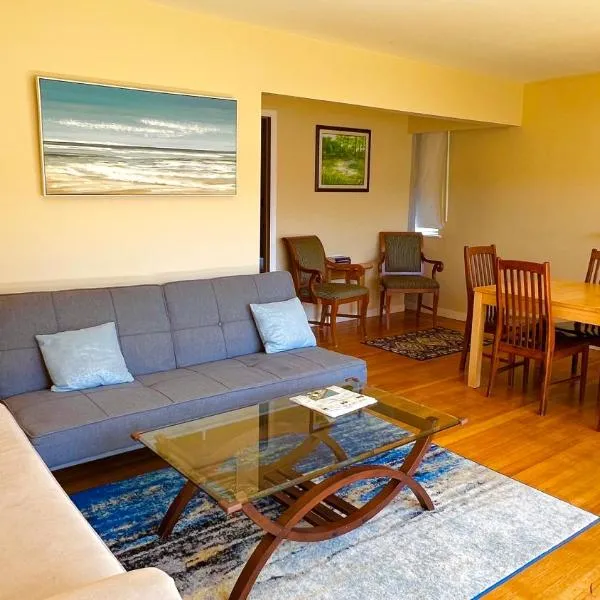 Spacious home 15mins to Downtown, hotel in Vancouver