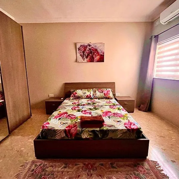 Triple room in Beautiful Artsy Maisonette, ξενοδοχείο στον Άγιο Ιουλιανό