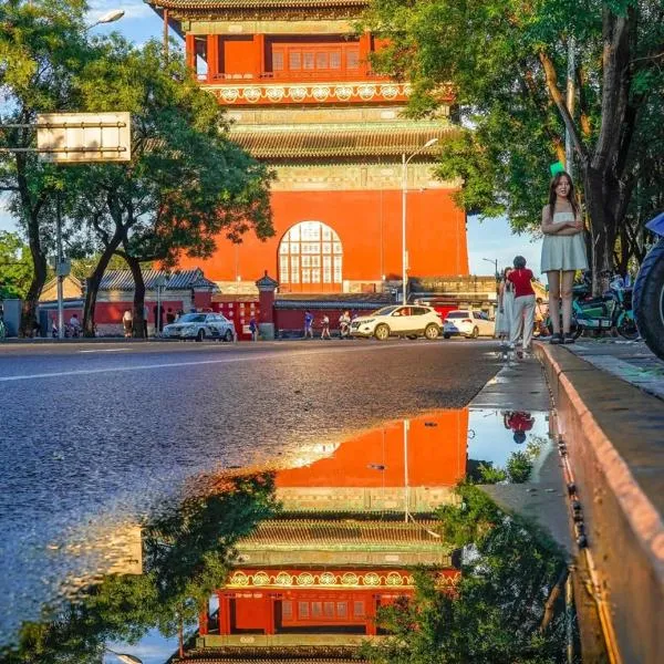 The East Hotel-Very close to the Drum Tower,The Lama Temple,Houhai Bar Street,and the Forbidden City,There are many old Beijing traditional hutongs around the hotel ,Experience the culture of old Beijing hutongs,Near Exit A of Shichahai on Metro Line 8, hotel in Beijing
