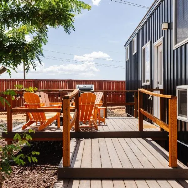 NEW Stunning Tiny Home w private deck firepit BBQ, hotel v destinaci Apple Valley