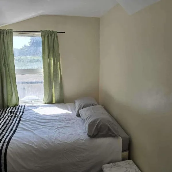 House - Sleeps 8 - Garden - Short Walk to Station, hotel v Londýně