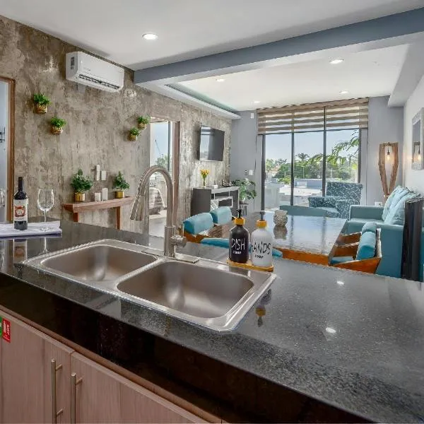 Luxe Modern-5 Star Area-Walk 2 Beach-Pool-BBQ-View-King Bed, hótel í Mazatlán