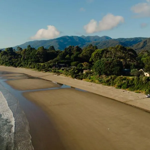 Golden Bay Holiday Park, hotel in Onekaka
