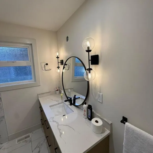 Cozy Room Near Downtown Vancouver, Science World, Skytrain, Cafes, Fast Wifi, Free Parking, hotel in Vancouver