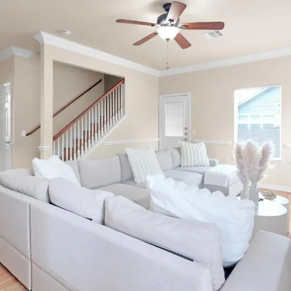 Spacious Home-Queen Suite-Game room-Movie room, hotel in Austin
