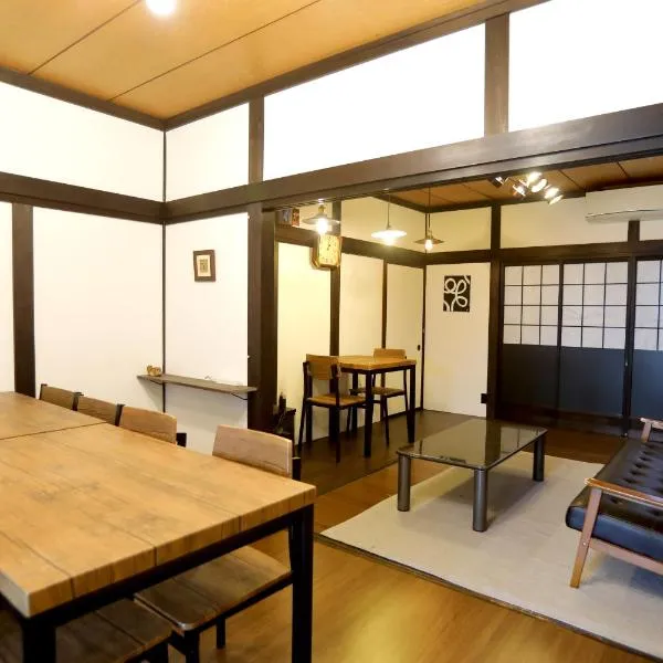 古民家一棟貸子犬と画家みんなの家, hotel en Kosai