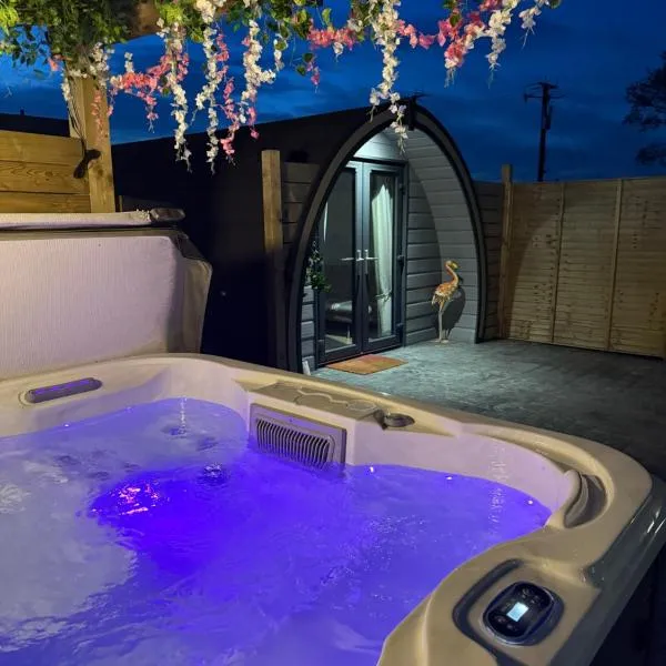 The Garden Pod with Private Hot Tub, hotel en Ballymagan