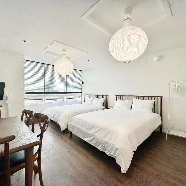 차차스테이 초코 Hongdae apartment 1min Metro, hotel in Seoul